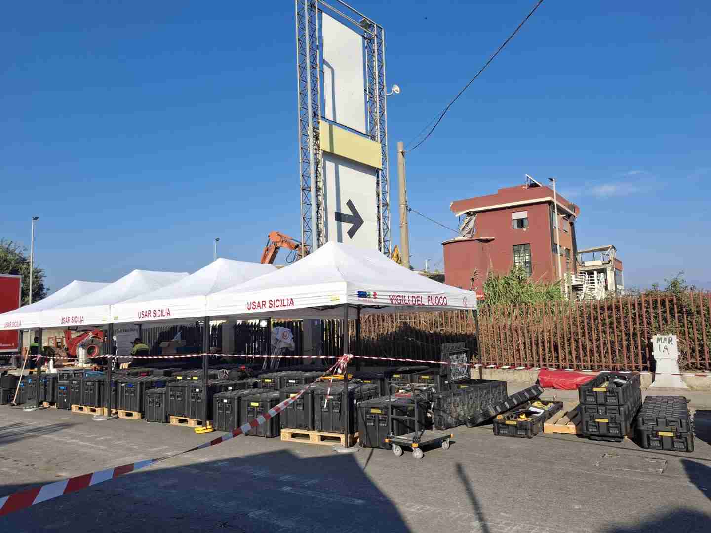 Crollo a Pistunina, si aprono varchi tra le macerie. Continua la ricerca dei dispersi